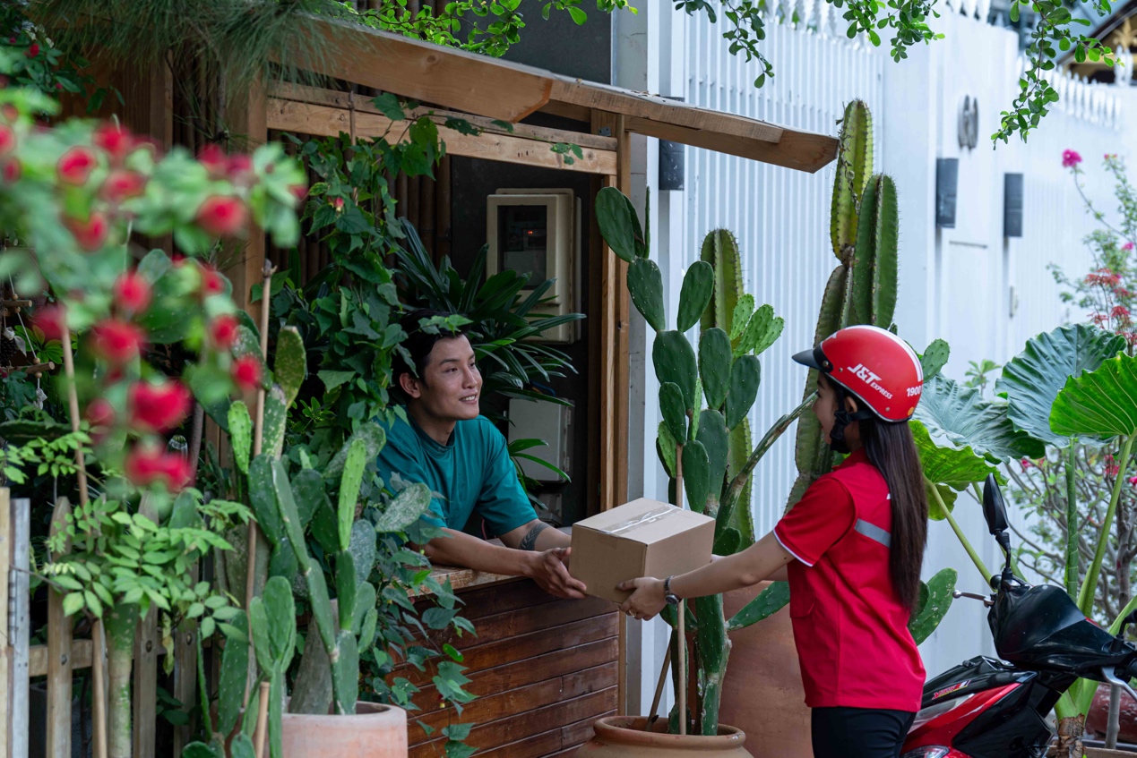 G&oacute;p phần xanh h&oacute;a v&agrave; ph&aacute;t triển bền vững ng&agrave;nh E-Logistics c&ugrave;ng J&T Express- Ảnh 1.