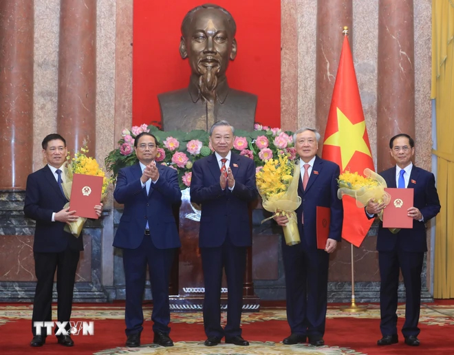 Tổng B&iacute; thư, Chủ tịch nước trao quyết định bổ nhiệm 3 Ph&oacute; Thủ tướng v&agrave; 2 Bộ trưởng- Ảnh 1.