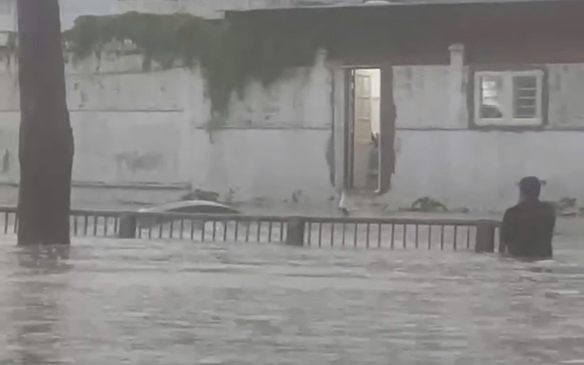 CLIP: Mưa lớn, &ocirc; t&ocirc;, b&igrave;nh gas tr&ocirc;i tr&ecirc;n phố ở B&igrave;nh Dương