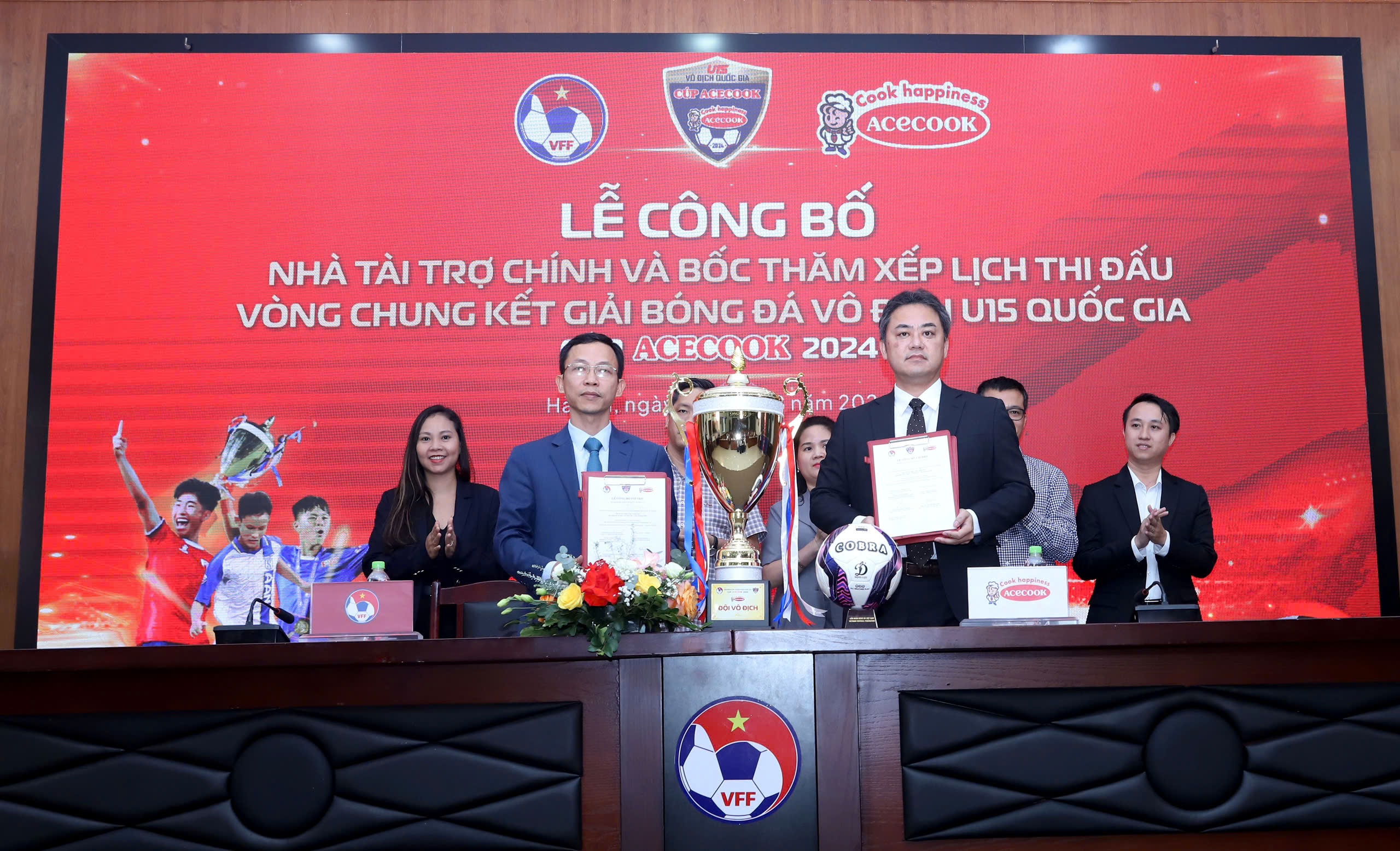 Lễ k&yacute; kết l&agrave; Nh&agrave; T&agrave;i Trợ ch&iacute;nh của V&ograve;ng Chung kết Giải B&oacute;ng đ&aacute; V&ocirc; địch U15 Quốc gia - C&uacute;p Acecook 2024