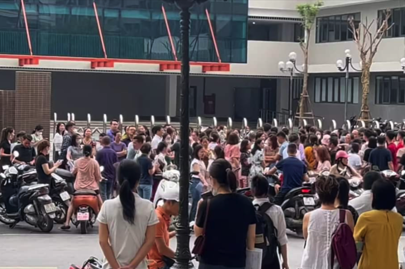 Vụ nh&agrave; s&aacute;t trường vẫn kh&ocirc;ng được v&agrave;o học: H&agrave;ng trăm trường hợp chuyển trường- Ảnh 1.