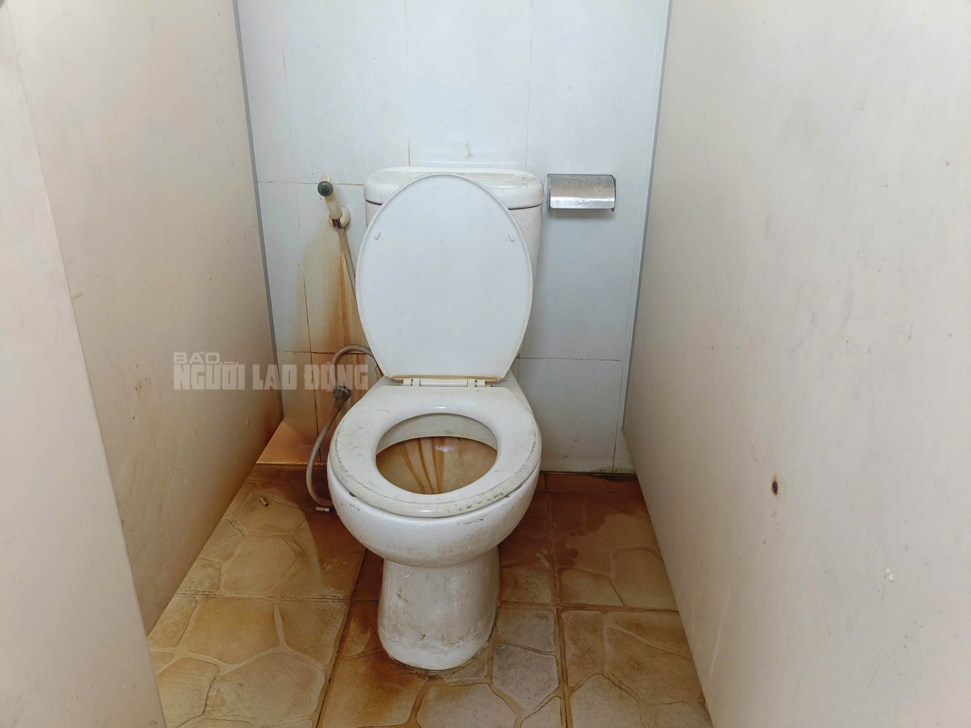 Nh&agrave; vệ sinh tại phố đi bộ 650 tỉ đồng ở B&igrave;nh Dương xuống cấp, nhếch nh&aacute;c- Ảnh 5.