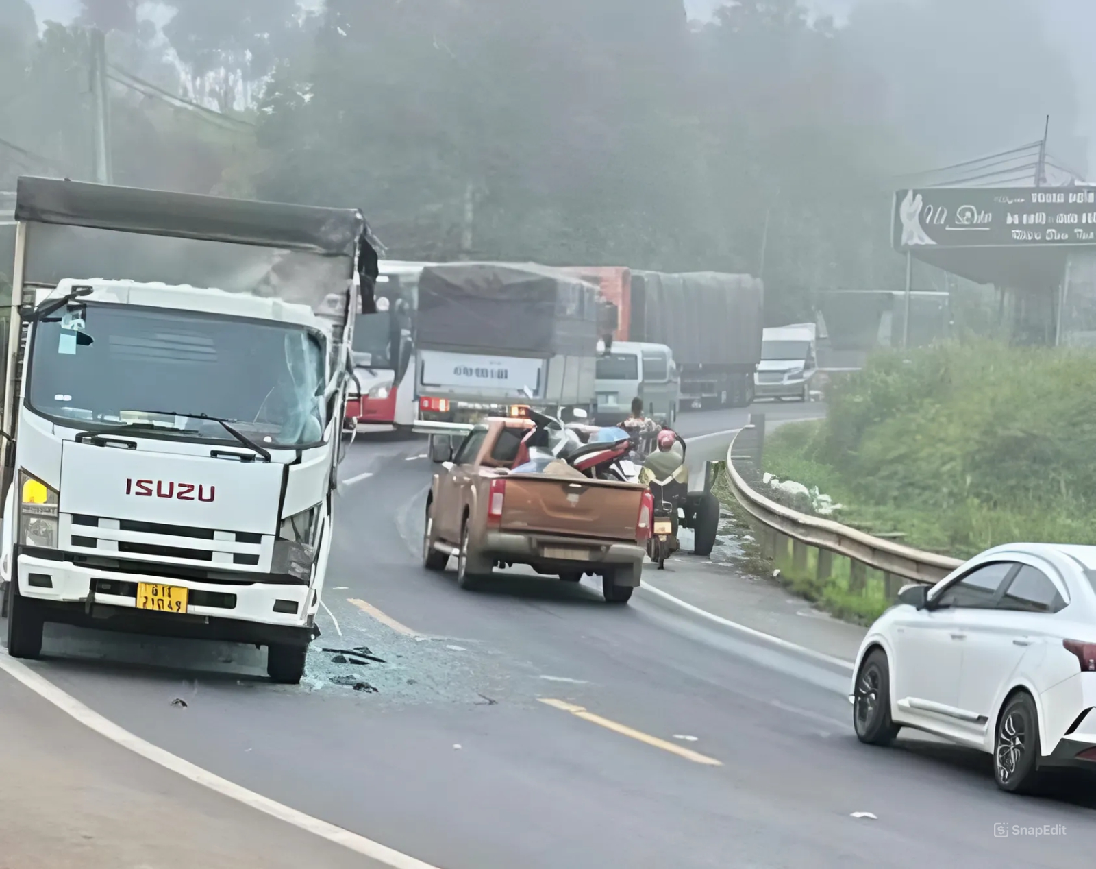 Xe kh&aacute;ch t&ocirc;ng 2 xe tải, 2 h&agrave;nh kh&aacute;ch thương vong- Ảnh 1.