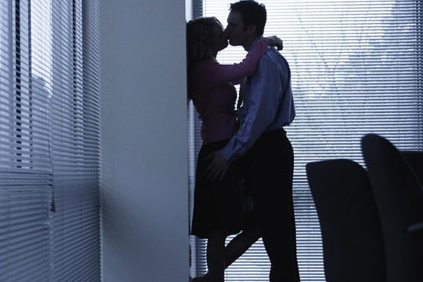 Vụng trộm c&oacute; đ&aacute;ng gọi l&agrave; t&igrave;nh y&ecirc;u?- Ảnh 2.