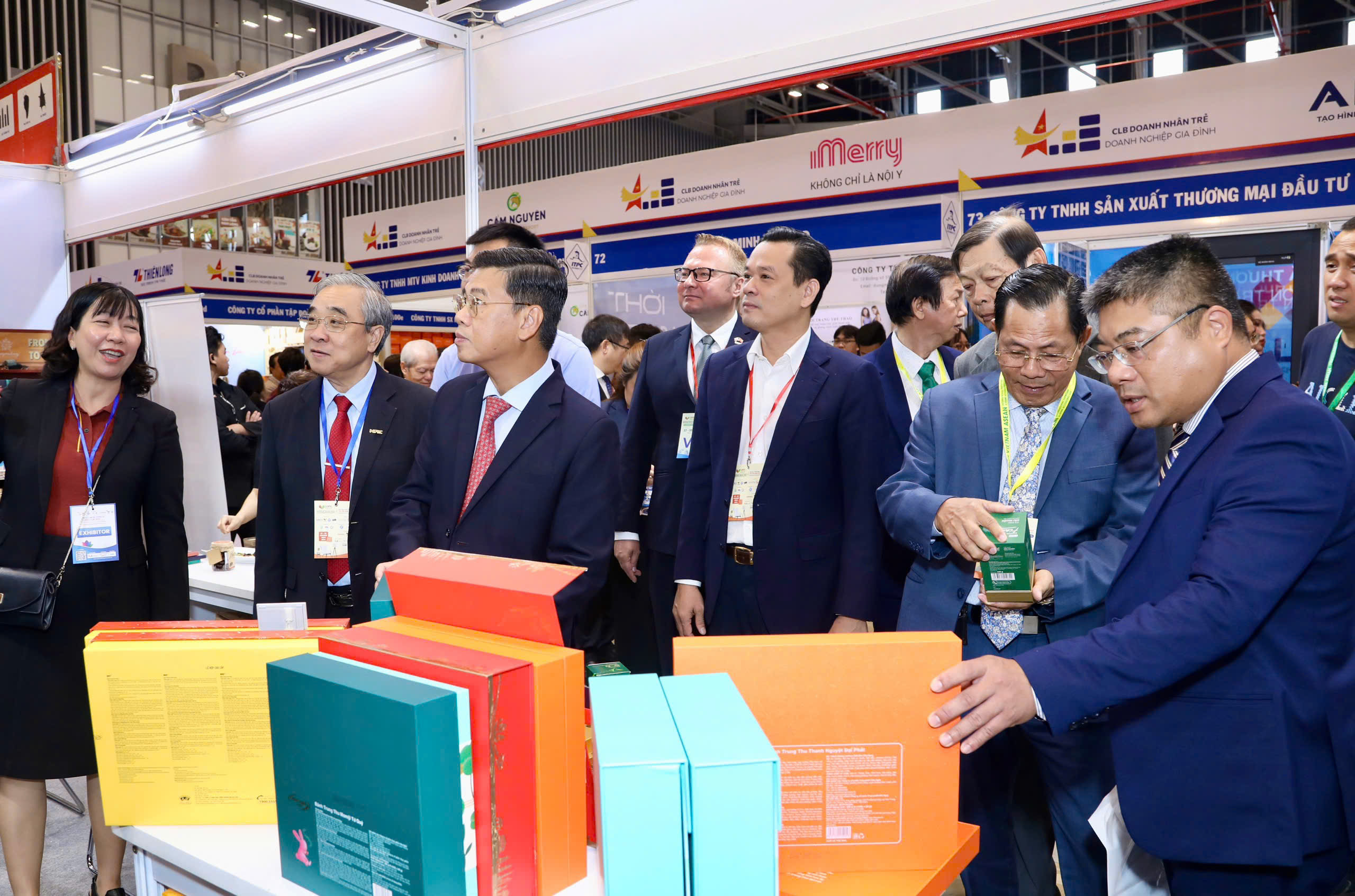 Nhiều sản phẩm mới, giá tốt đang bán tại Hội chợ triển lãm Tôn vinh hàng Việt 2024- Ảnh 1.