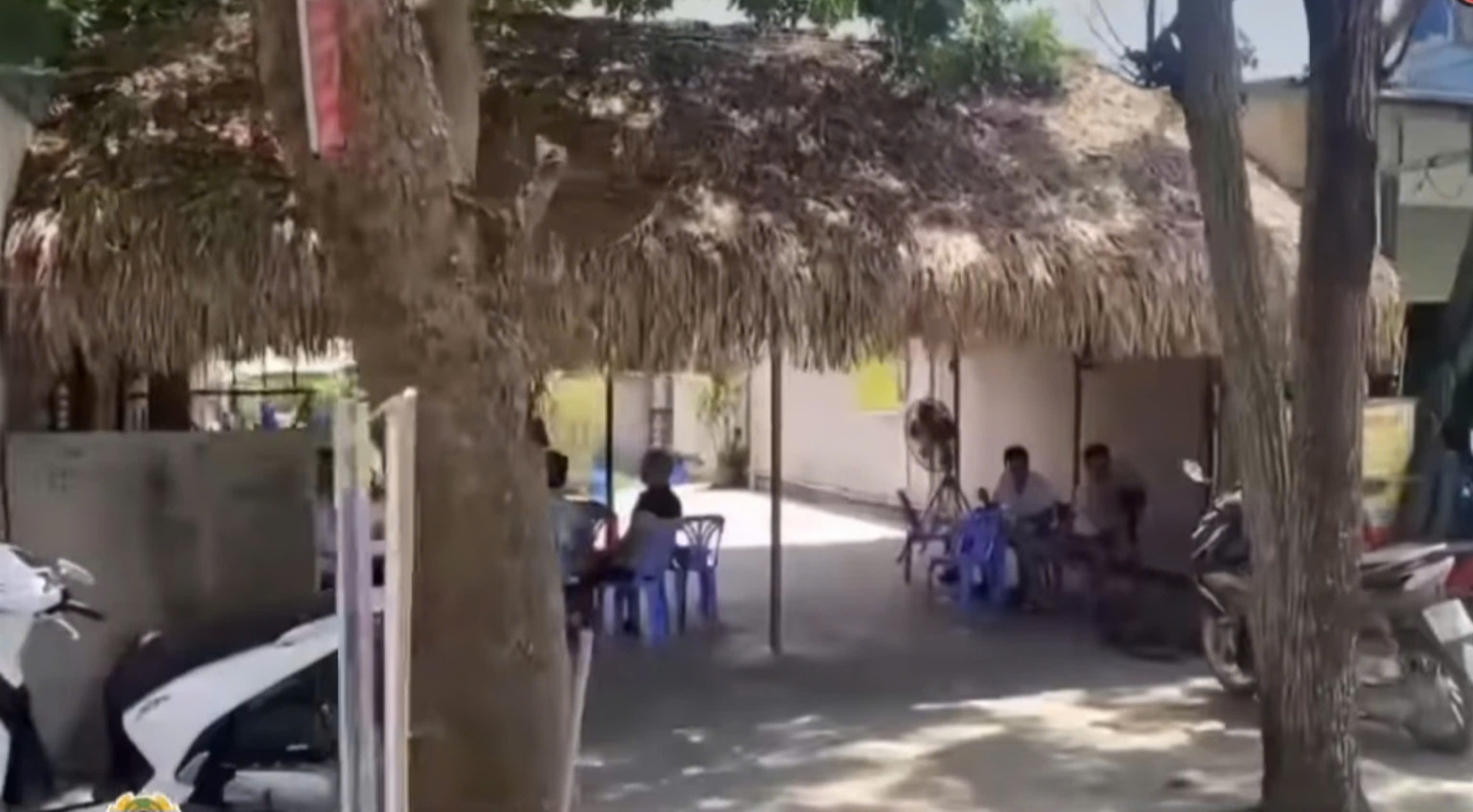 N&eacute;m dao về ph&iacute;a bạn nhậu do m&acirc;u thuẫn khi mời bia- Ảnh 1.