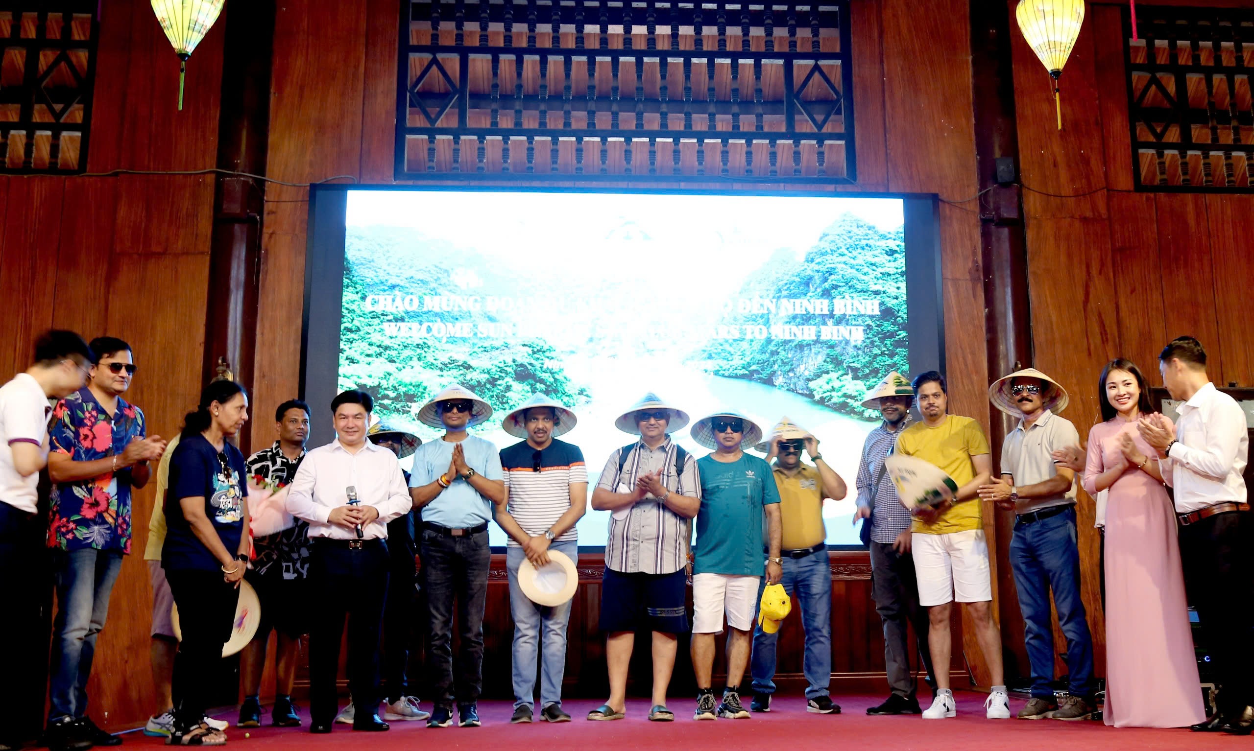Đo&agrave;n kh&aacute;ch 4.500 người của tỉ ph&uacute; Ấn Độ h&agrave;o hứng tham quan danh thắng Tr&agrave;ng An- Ảnh 2.