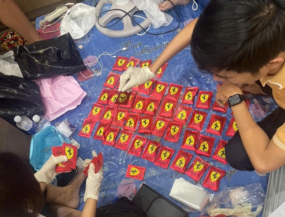 Nh&oacute;m nam nữ tụ tập xuy&ecirc;n đ&ecirc;m, d&ugrave;ng căn hộ t&agrave;ng trữ ma t&uacute;y &ldquo;nước vui&rdquo;- Ảnh 2.