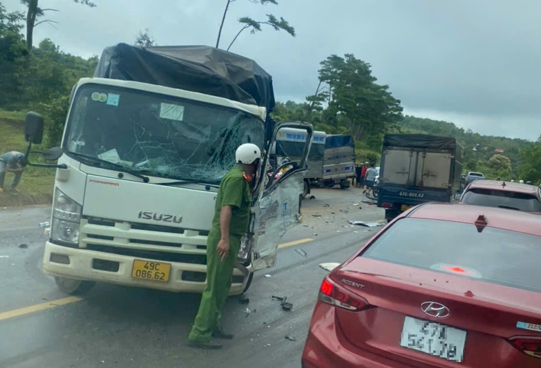 Tai nạn li&ecirc;n ho&agrave;n giữa 3 xe tải v&agrave; xe tập l&aacute;i tr&ecirc;n đường Hồ Ch&iacute; Minh- Ảnh 1.