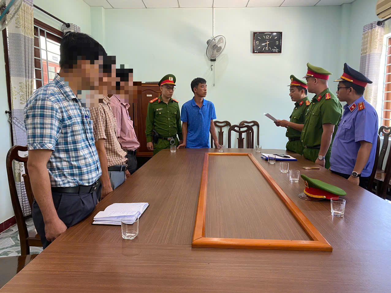C&aacute;n bộ trung t&acirc;m chăm s&oacute;c người c&oacute; c&ocirc;ng th&aacute;o 5 ti vi đem b&aacute;n- Ảnh 1.