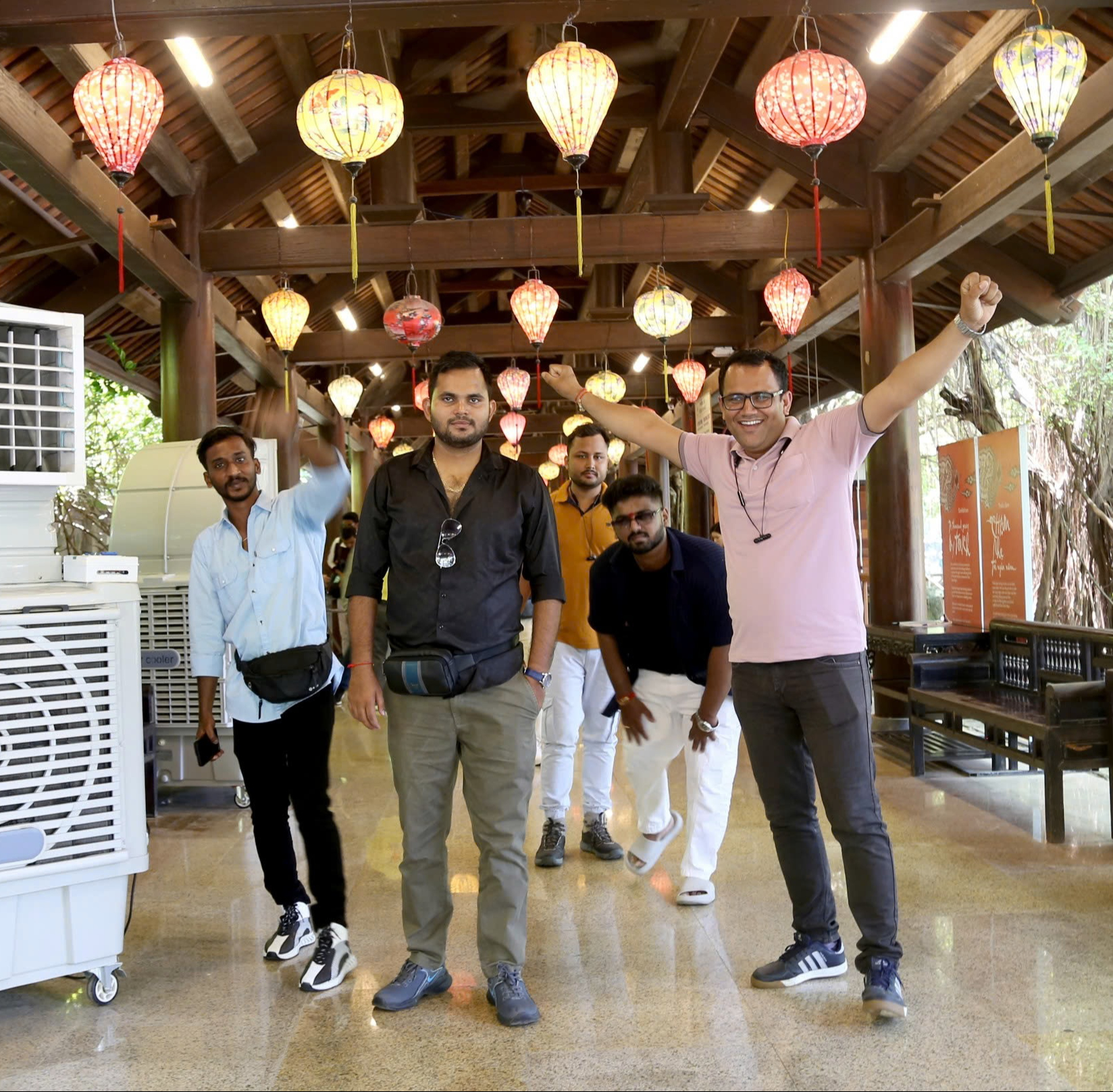 Đo&agrave;n kh&aacute;ch 4.500 người của tỉ ph&uacute; Ấn Độ h&agrave;o hứng tham quan danh thắng Tr&agrave;ng An- Ảnh 5.