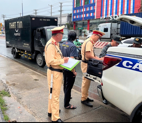 Lưu th&ocirc;ng tr&ecirc;n Quốc lộ 13 đoạn qua B&igrave;nh Dương: Đi sai l&agrave; d&iacute;nh phạt ngay!- Ảnh 1.