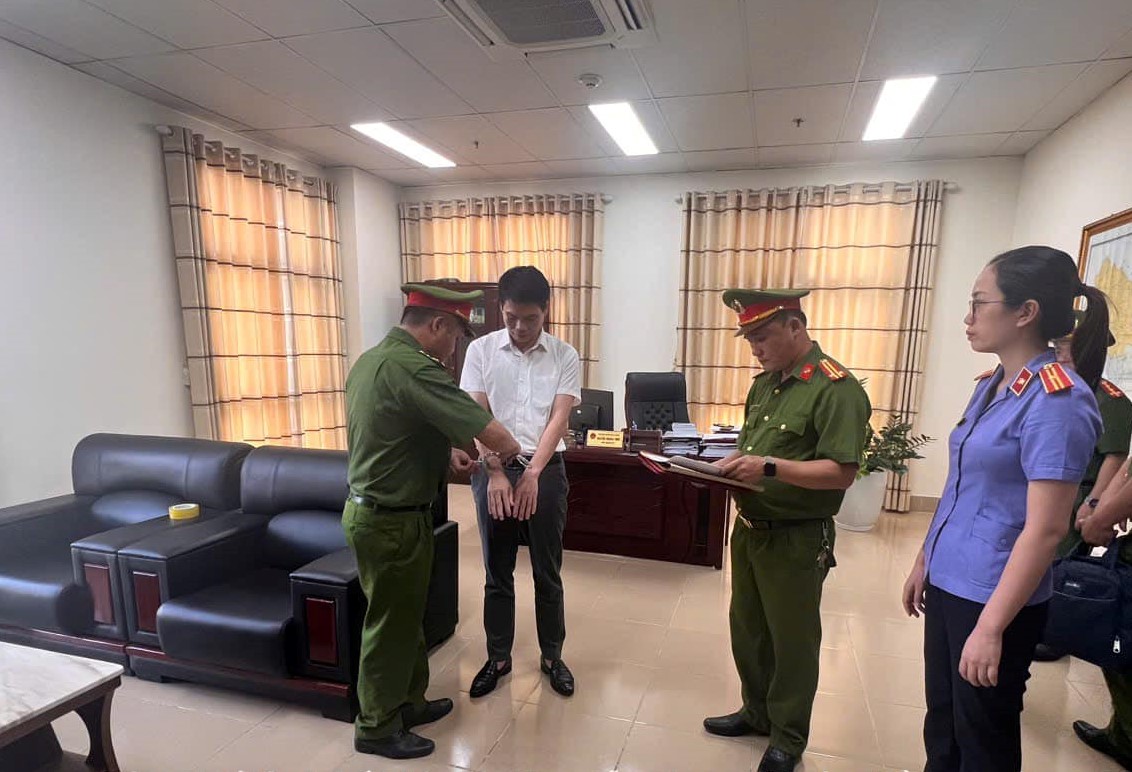Một ph&oacute; gi&aacute;m đốc sở bị bắt v&igrave; nhận hối lộ- Ảnh 1.