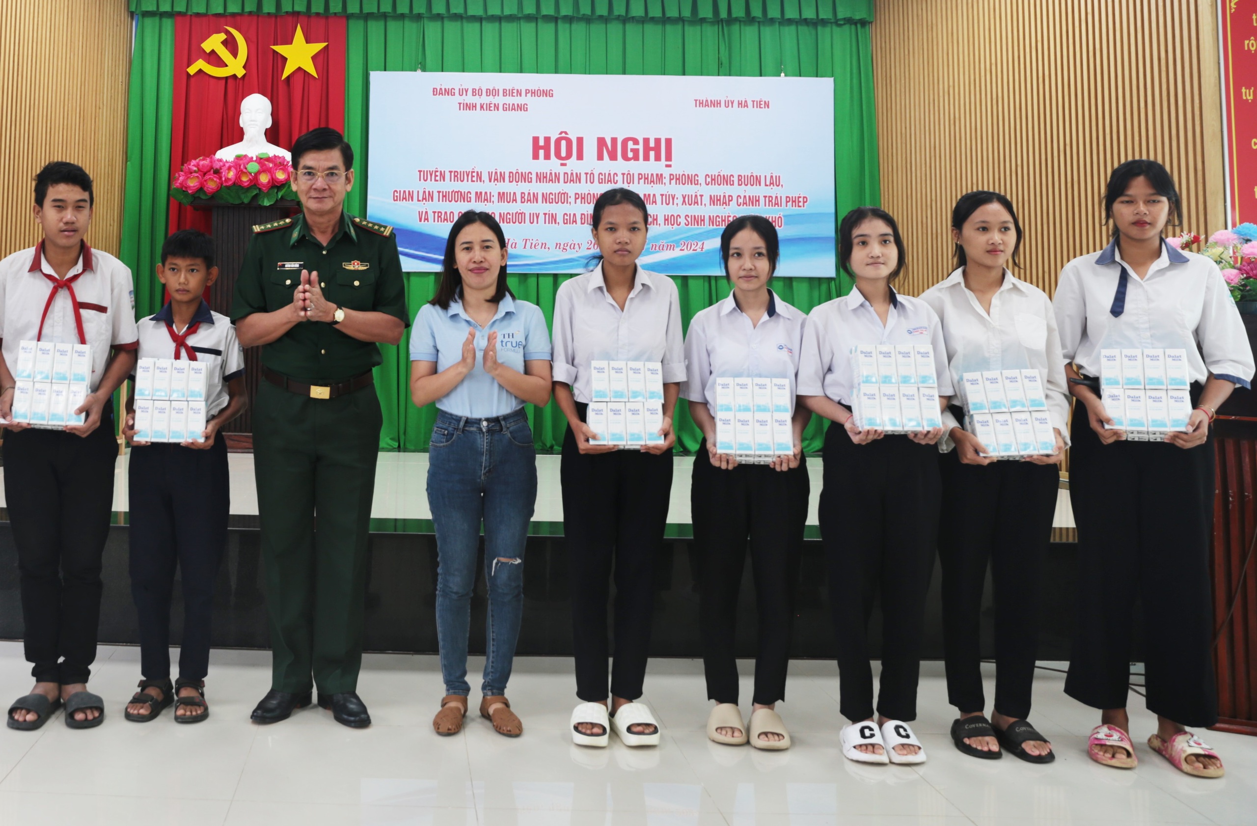 Tại Kiên Giang và An Giang, sữa tươi Dalatmilk được trao tận tay các em thuộc chương trình "Nâng bước em đến trường" do các đồn Biên phòng đỡ đầu