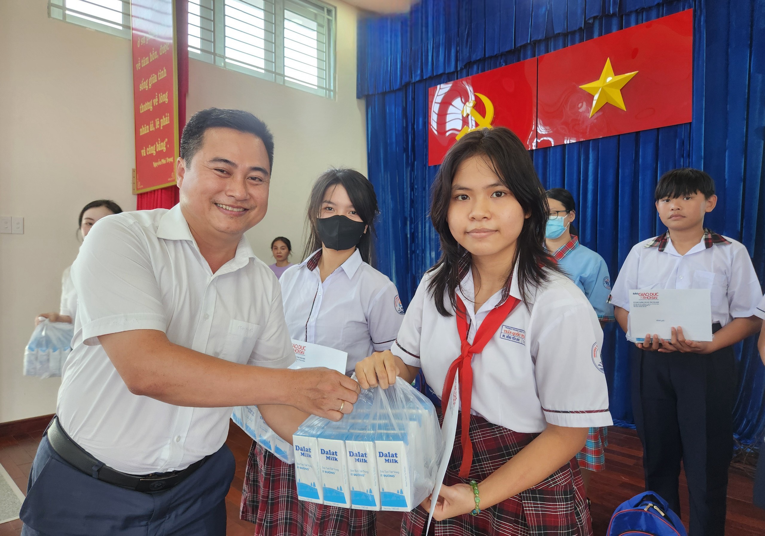 Gần 1,2 triệu ly sữa tươi Dalatmilk được trao tặng đến trẻ em các tỉnh, thành phía Nam trong dịp hè vừa qua