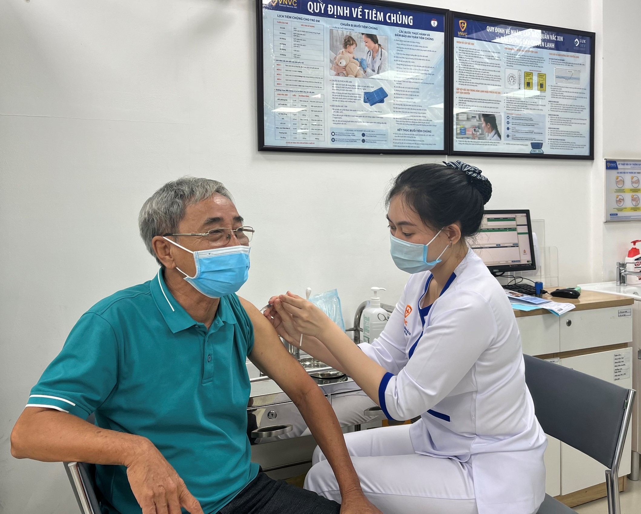 Vắc-xin phế cầu 23 đặc biệt hiệu quả cho người cao tuổi, người có bệnh nền, người từng mắc Covid-19 và có các yếu tố nguy cơ cao. Ảnh: Phương Thanh