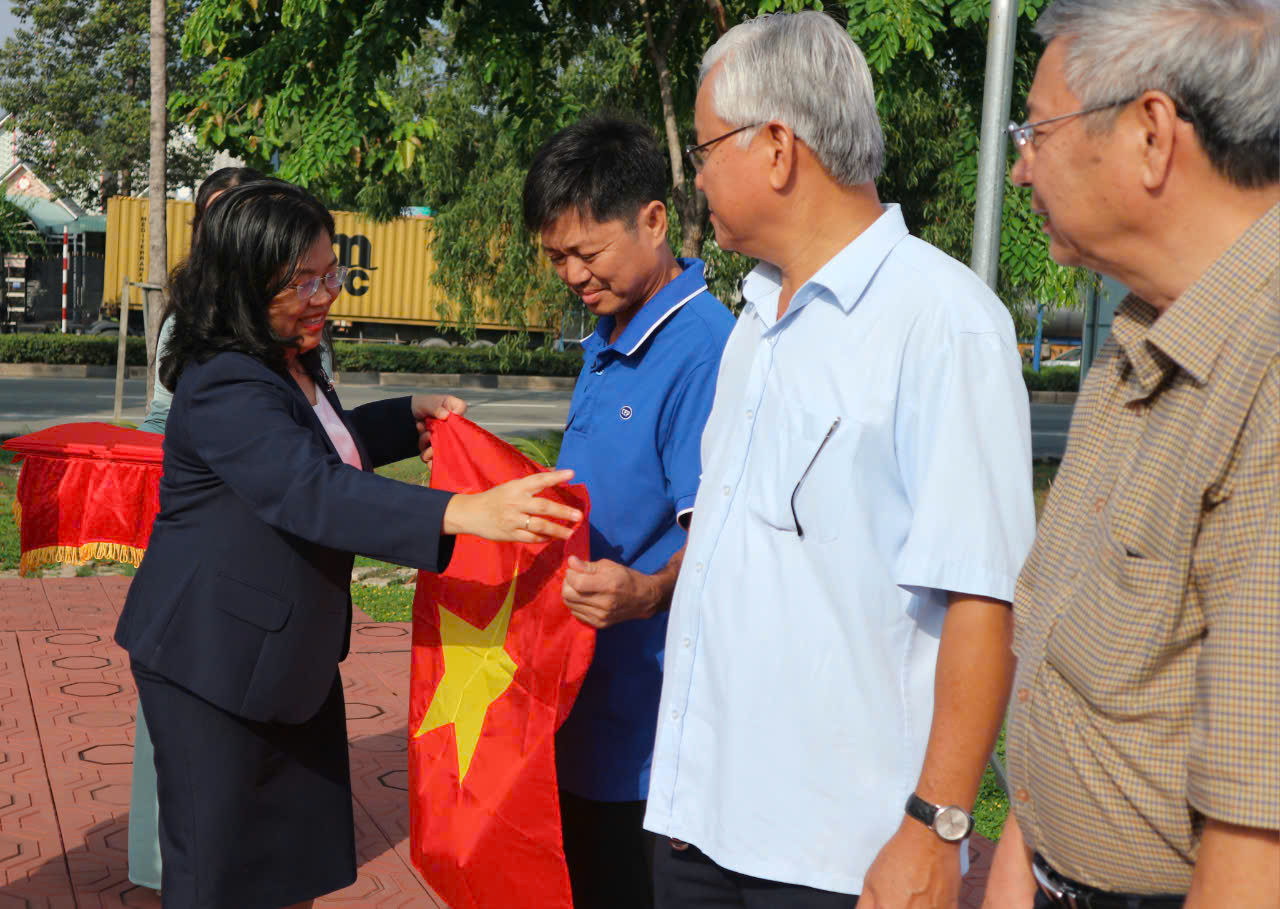Một phường ở B&igrave;nh Dương vận động người d&acirc;n thực hiện "Đường cờ Tổ quốc" d&agrave;i 20km- Ảnh 2.