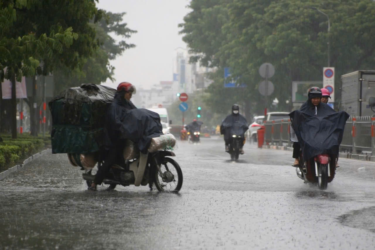 Thời tiết hôm nay, 30-8: TP HCM và Nam Bộ tiếp tục có mưa dông- Ảnh 1.