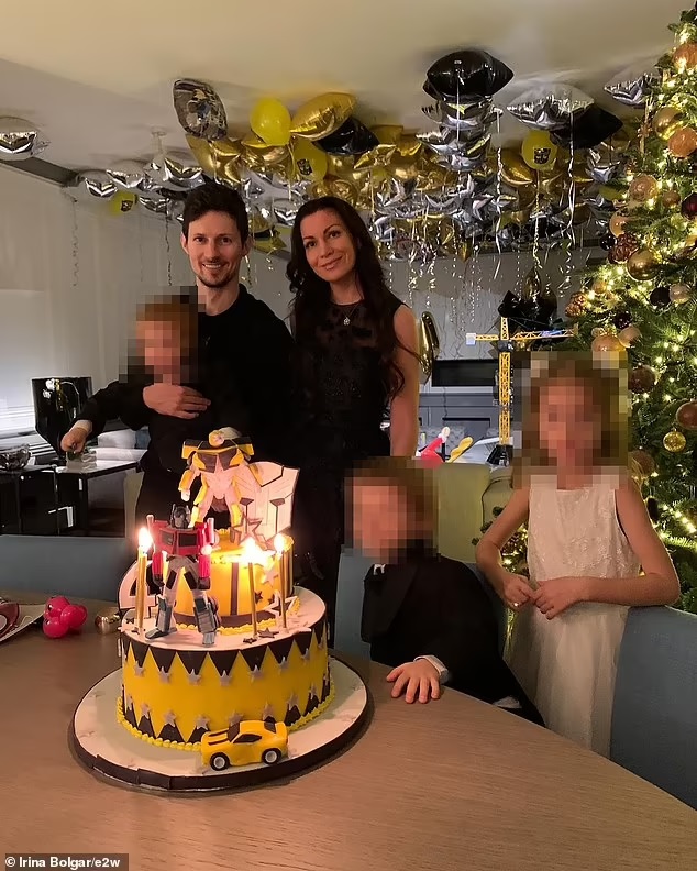 B&agrave; Irina Bolgar b&ecirc;n &ocirc;ng Durov c&ugrave;ng 3 người con m&agrave; b&agrave; tuy&ecirc;n bố l&agrave; con của CEO Telegram. Ảnh: Irina Bolgar/Daily Mail