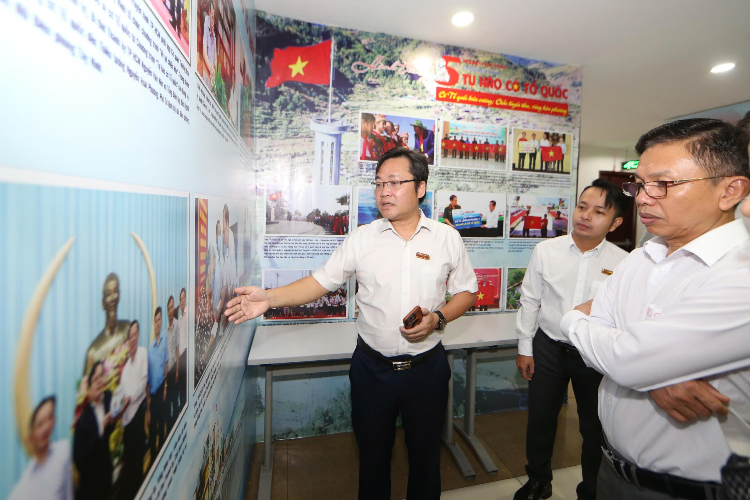 Đoàn nhà báo Campuchia thảo luận mô hình chuyển đổi số tại Báo Người Lao Động- Ảnh 12.