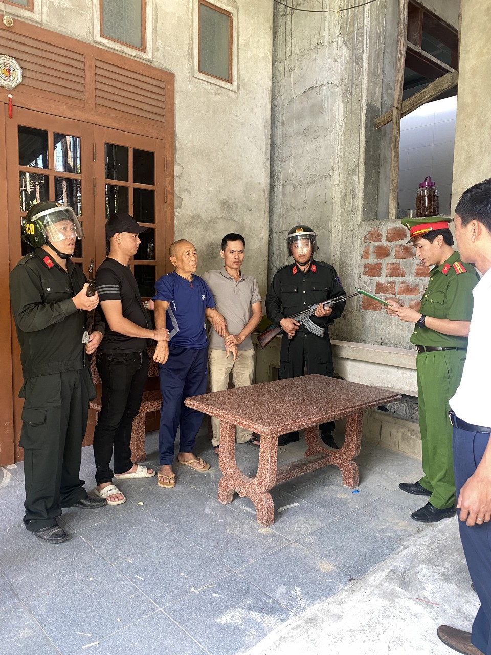 Bắt &ocirc;ng Nguyễn Văn Nhơn về tội x&acirc;m phạm lợi &iacute;ch nh&agrave; nước, c&aacute; nh&acirc;n- Ảnh 1.