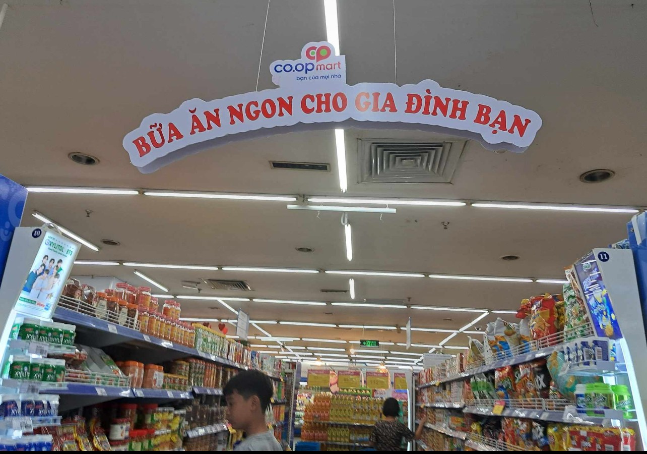 Điểm cộng ở hệ thống si&ecirc;u thị Co.opmart ch&iacute;nh l&agrave; tinh thần ưu ti&ecirc;n cho h&agrave;ng Việt