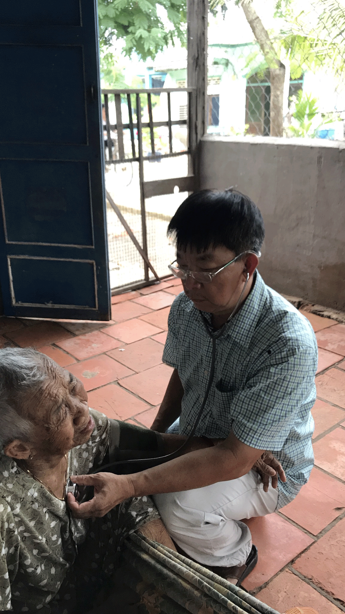 Cuộc thi viết NGƯỜI THẦY THUỐC TRONG T&Ocirc;I: Chuyện "b&aacute;c sĩ kh&aacute;m dạo" ở x&atilde; đảo Thạnh An- Ảnh 1.
