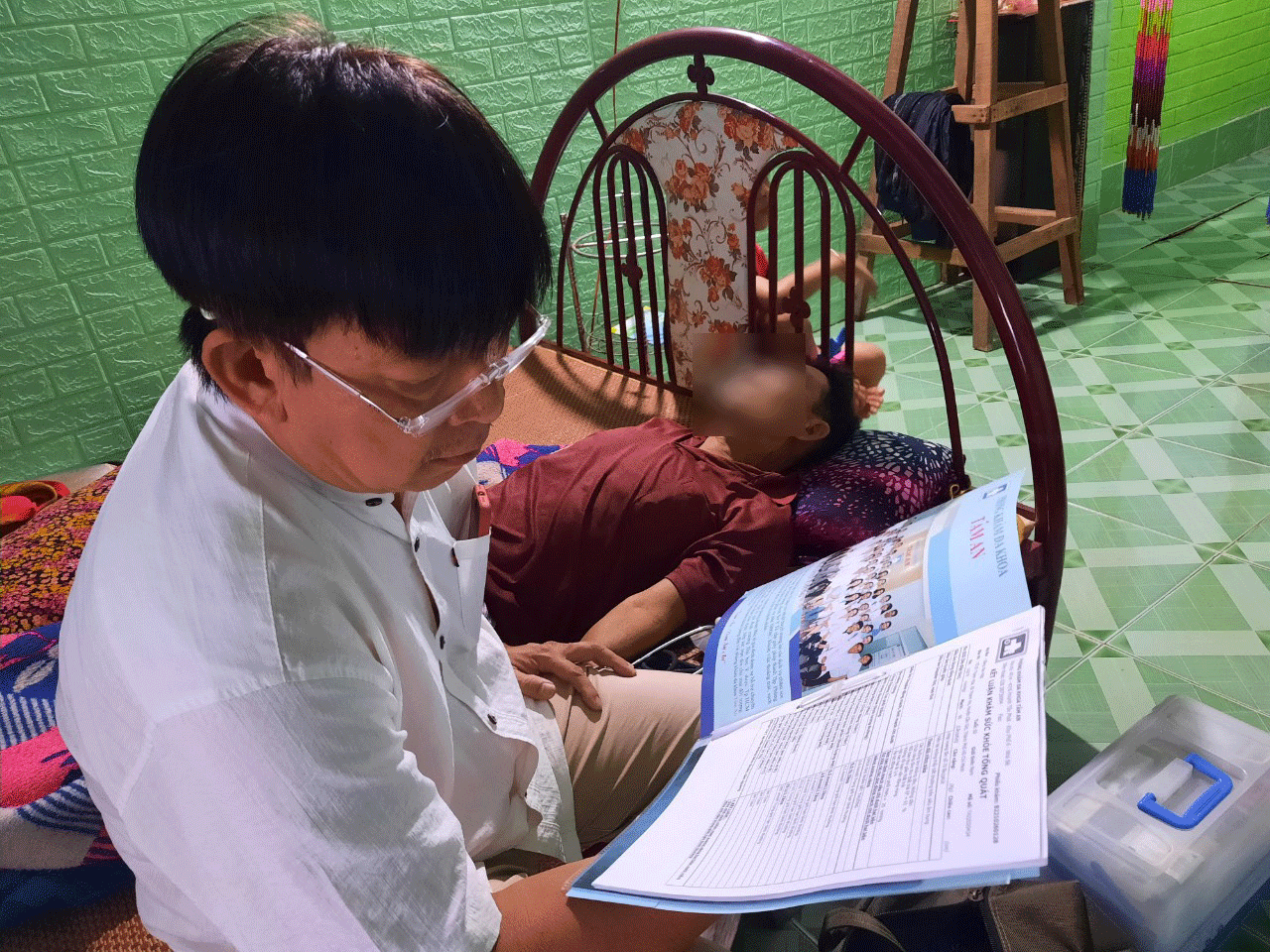 Cuộc thi viết NGƯỜI THẦY THUỐC TRONG T&Ocirc;I: Chuyện "b&aacute;c sĩ kh&aacute;m dạo" ở x&atilde; đảo Thạnh An- Ảnh 2.