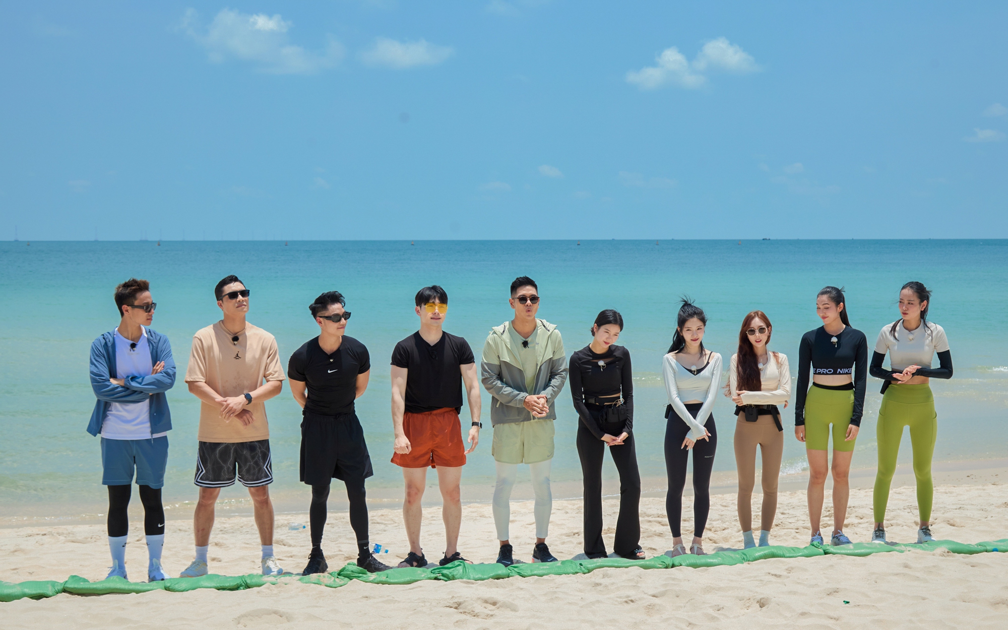 Thú vị buổi hẹn hò ở đảo hoang của hai hoa hậu