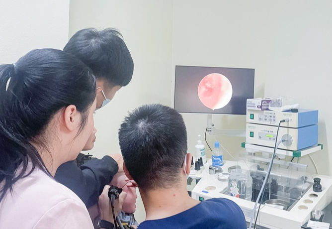 Sau khi ngo&aacute;y tai lấy r&aacute;y, b&eacute; 2 tuổi phải nhập viện- Ảnh 1.