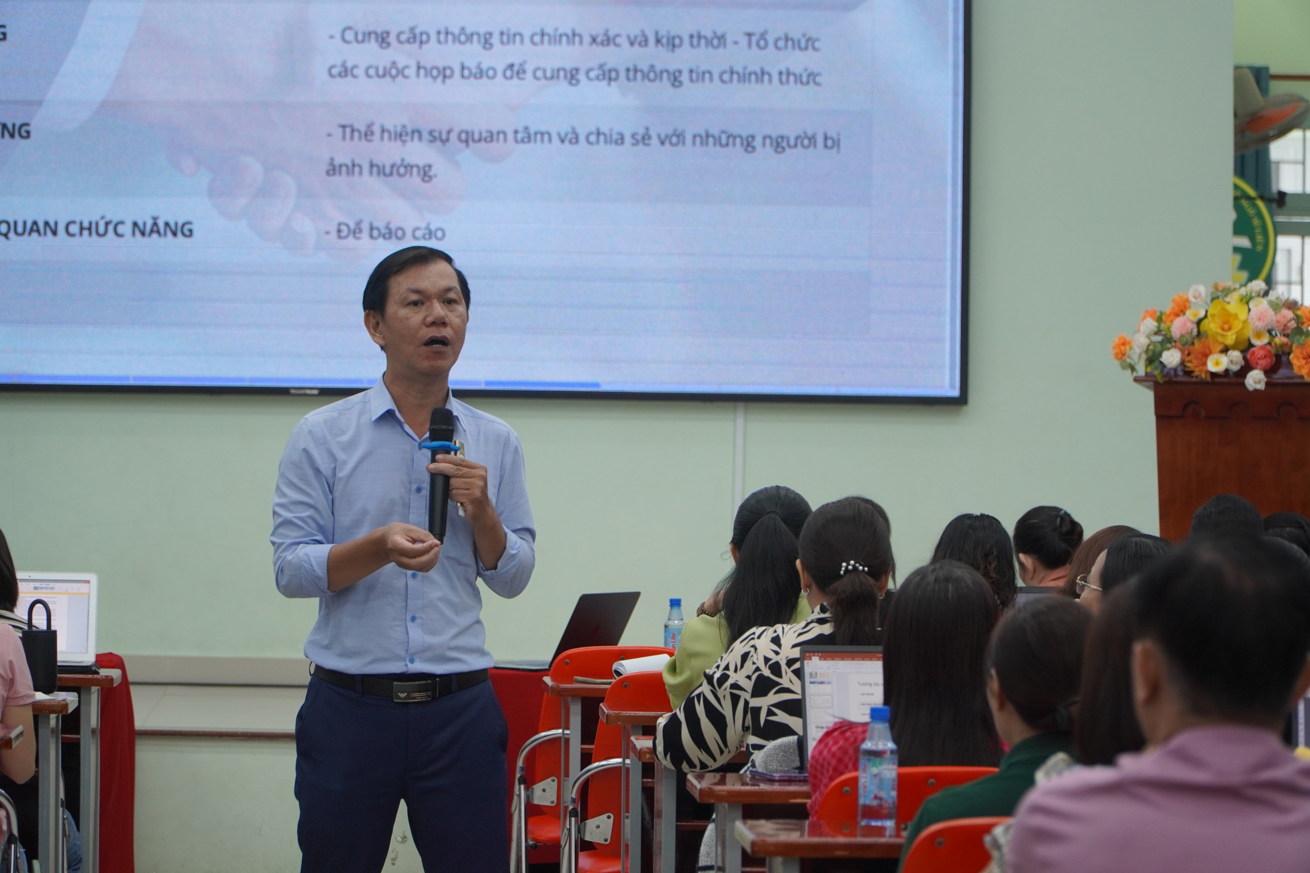 TP HCM: Khi thầy, c&ocirc; "học" viết th&ocirc;ng c&aacute;o b&aacute;o ch&iacute;, sắm vai nh&agrave; b&aacute;o- Ảnh 3.