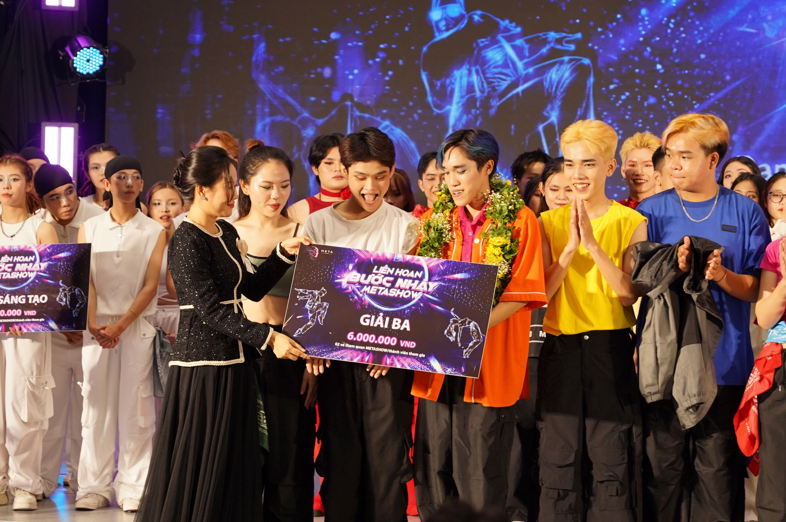 Giải Ba thuộc về nhóm REUNION CREW với chủ đề Kính vạn hoa