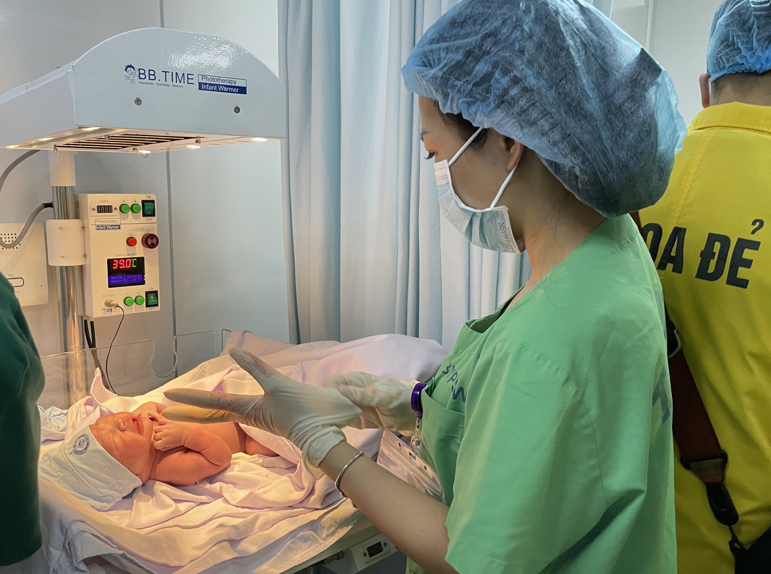 Tuổi kết h&ocirc;n lần đầu ng&agrave;y c&agrave;ng tăng, TP HCM cao nhất nước- Ảnh 2.