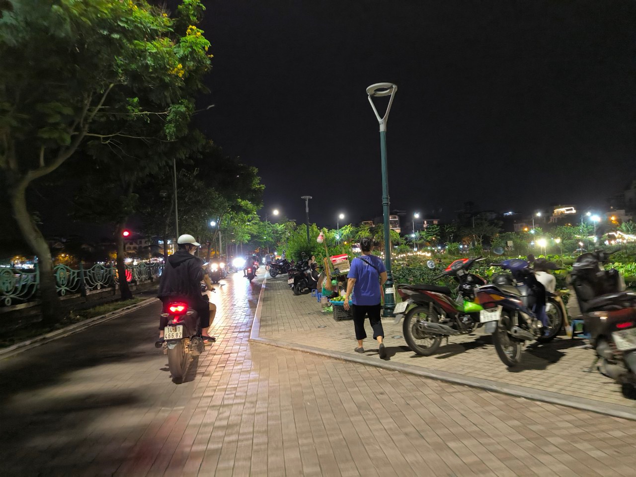 Vỉa h&egrave; hồ T&acirc;y lại bị &ldquo;xẻ thịt&rdquo;, ra qu&acirc;n xong &ldquo;đ&acirc;u lại v&agrave;o đấy&rdquo;- Ảnh 4.