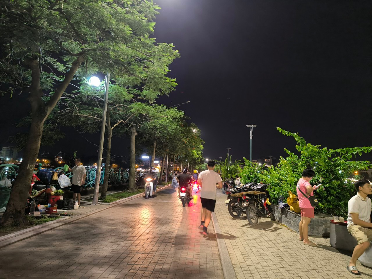 Vỉa h&egrave; hồ T&acirc;y lại bị &ldquo;xẻ thịt&rdquo;, ra qu&acirc;n xong &ldquo;đ&acirc;u lại v&agrave;o đấy&rdquo;- Ảnh 5.