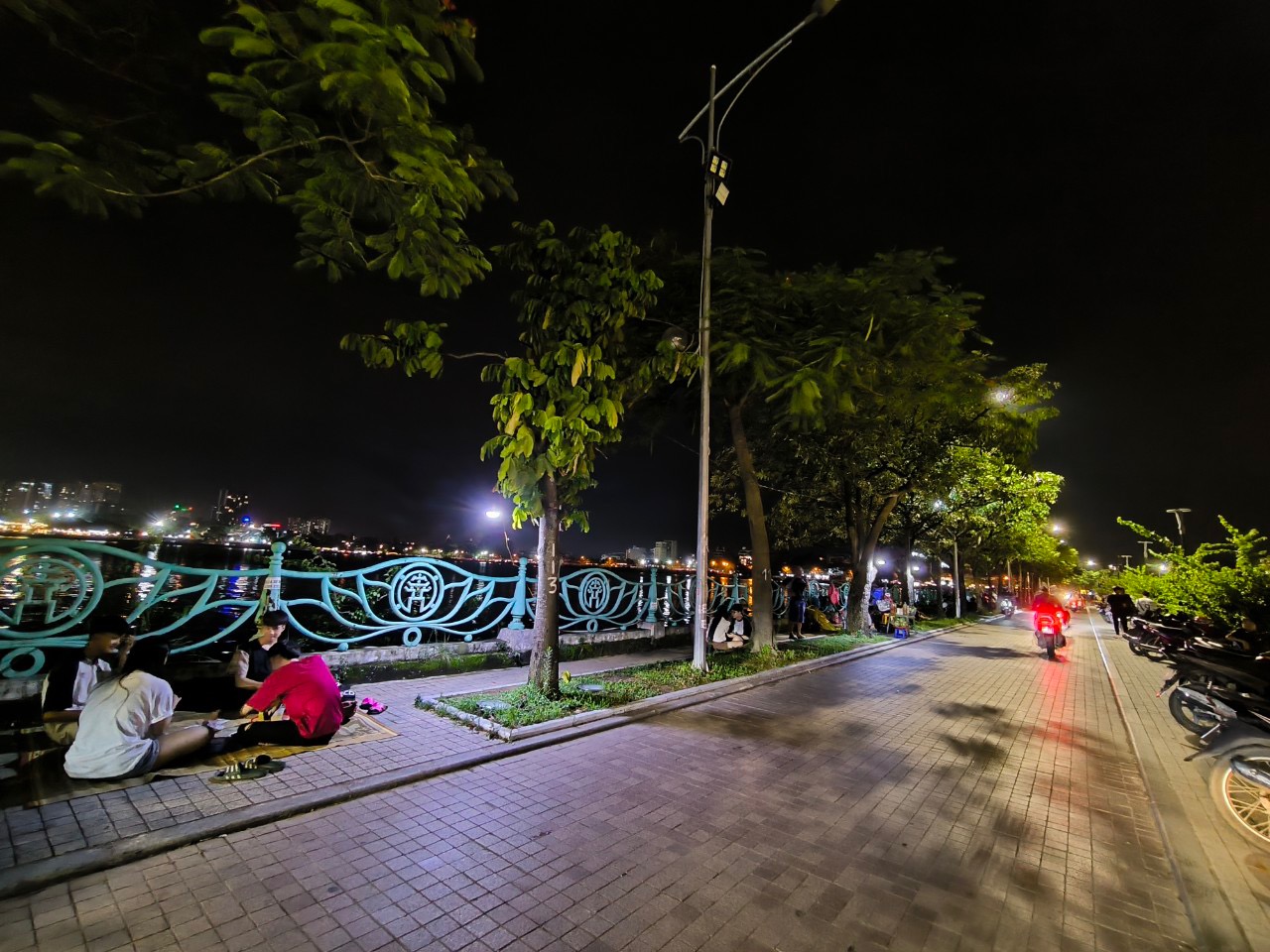Vỉa h&egrave; hồ T&acirc;y lại bị &ldquo;xẻ thịt&rdquo;, ra qu&acirc;n xong &ldquo;đ&acirc;u lại v&agrave;o đấy&rdquo;- Ảnh 3.