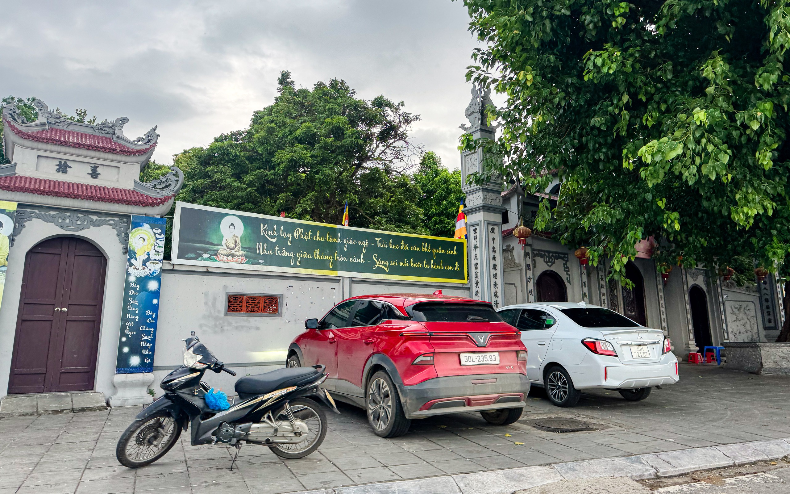 Vỉa h&egrave; hồ T&acirc;y lại bị &ldquo;xẻ thịt&rdquo;, ra qu&acirc;n xong &ldquo;đ&acirc;u lại v&agrave;o đấy&rdquo;- Ảnh 16.