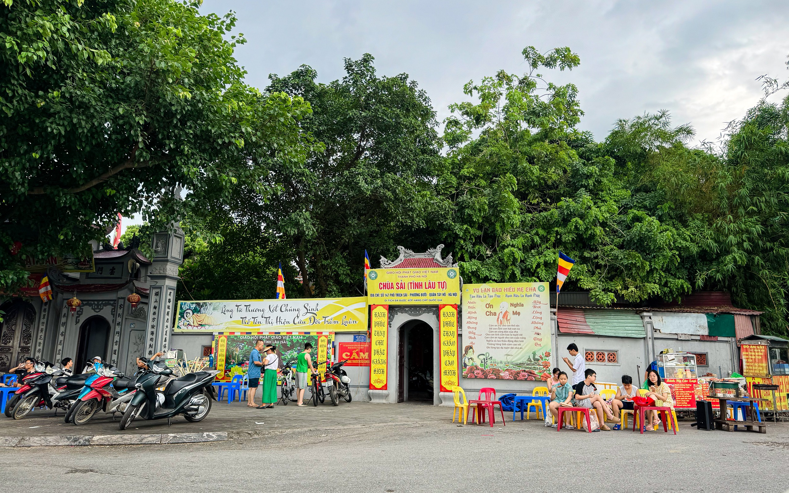 Vỉa h&egrave; hồ T&acirc;y lại bị &ldquo;xẻ thịt&rdquo;, ra qu&acirc;n xong &ldquo;đ&acirc;u lại v&agrave;o đấy&rdquo;- Ảnh 14.