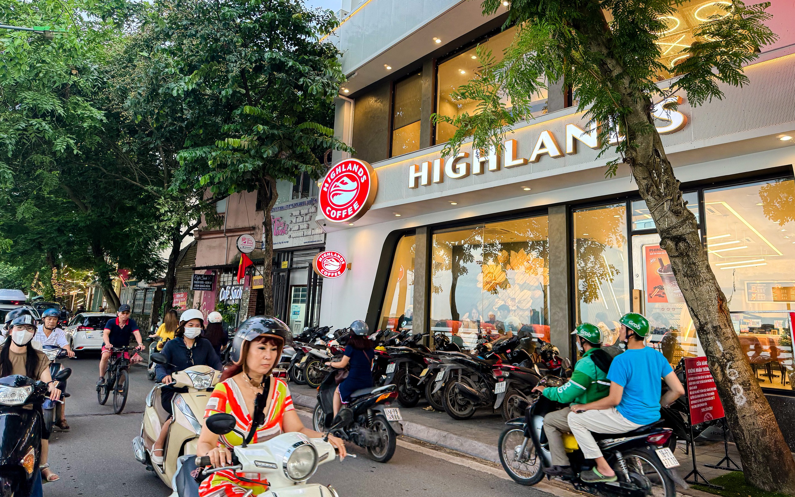 Vỉa h&egrave; hồ T&acirc;y lại bị &ldquo;xẻ thịt&rdquo;, ra qu&acirc;n xong &ldquo;đ&acirc;u lại v&agrave;o đấy&rdquo;- Ảnh 9.