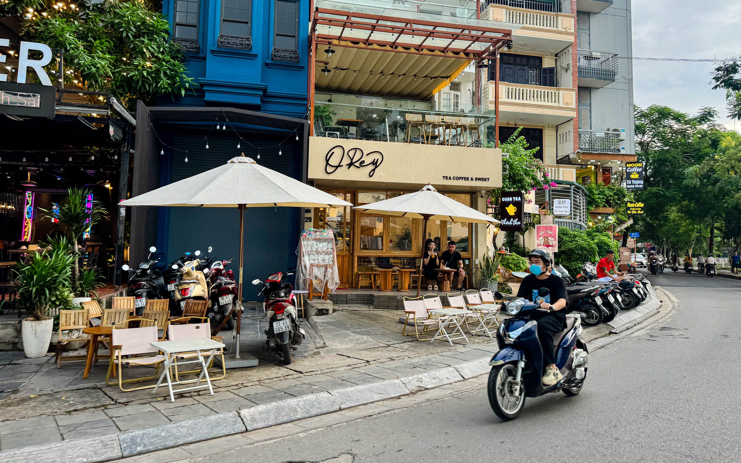 Vỉa h&egrave; hồ T&acirc;y lại bị &ldquo;xẻ thịt&rdquo;, ra qu&acirc;n xong &ldquo;đ&acirc;u lại v&agrave;o đấy&rdquo;- Ảnh 23.