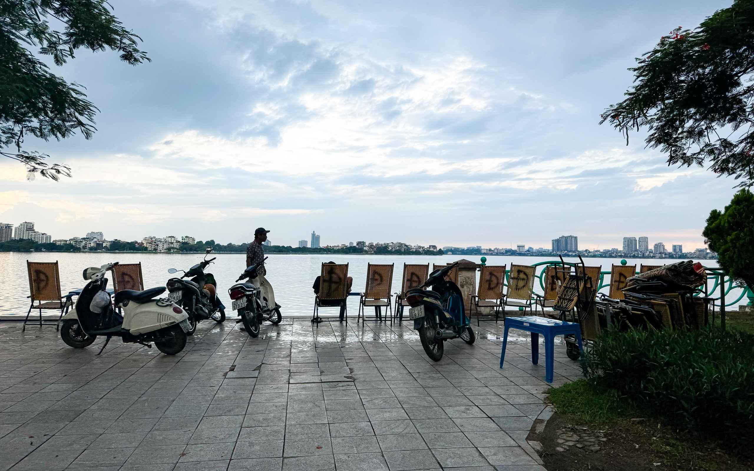 Vỉa h&egrave; hồ T&acirc;y lại bị &ldquo;xẻ thịt&rdquo;, ra qu&acirc;n xong &ldquo;đ&acirc;u lại v&agrave;o đấy&rdquo;- Ảnh 18.