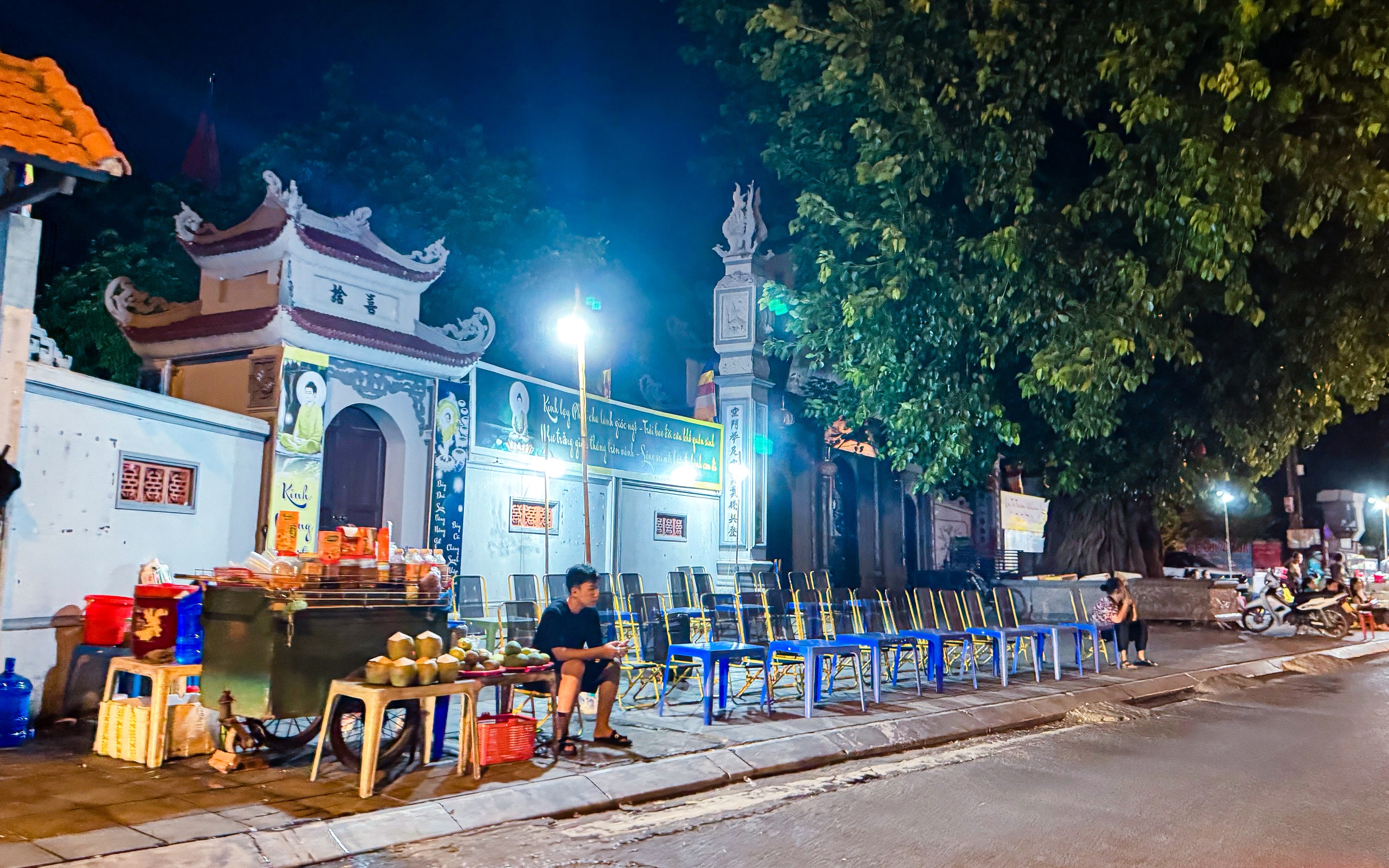 Vỉa h&egrave; hồ T&acirc;y lại bị &ldquo;xẻ thịt&rdquo;, ra qu&acirc;n xong &ldquo;đ&acirc;u lại v&agrave;o đấy&rdquo;- Ảnh 15.