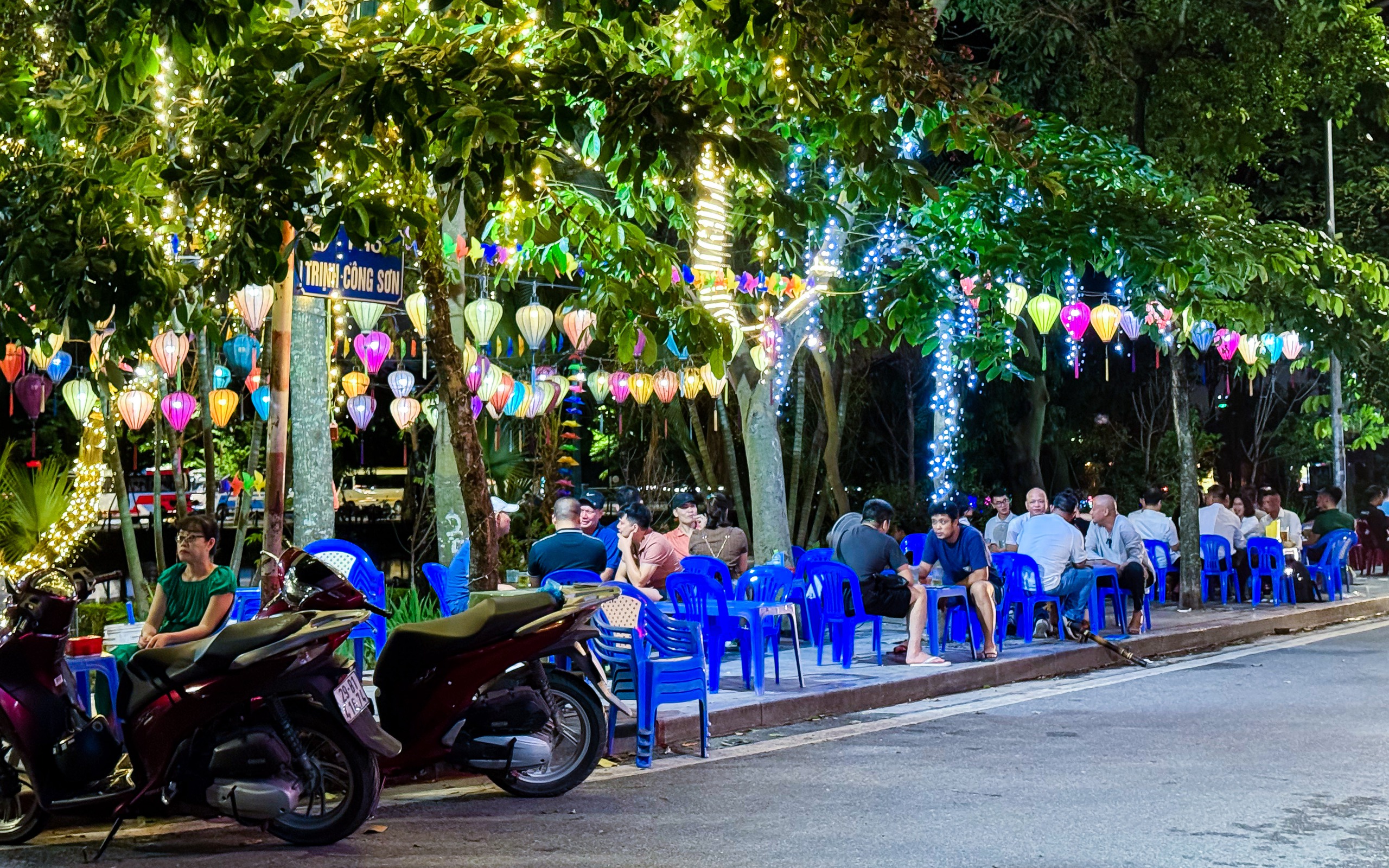 Vỉa h&egrave; hồ T&acirc;y lại bị &ldquo;xẻ thịt&rdquo;, ra qu&acirc;n xong &ldquo;đ&acirc;u lại v&agrave;o đấy&rdquo;- Ảnh 27.
