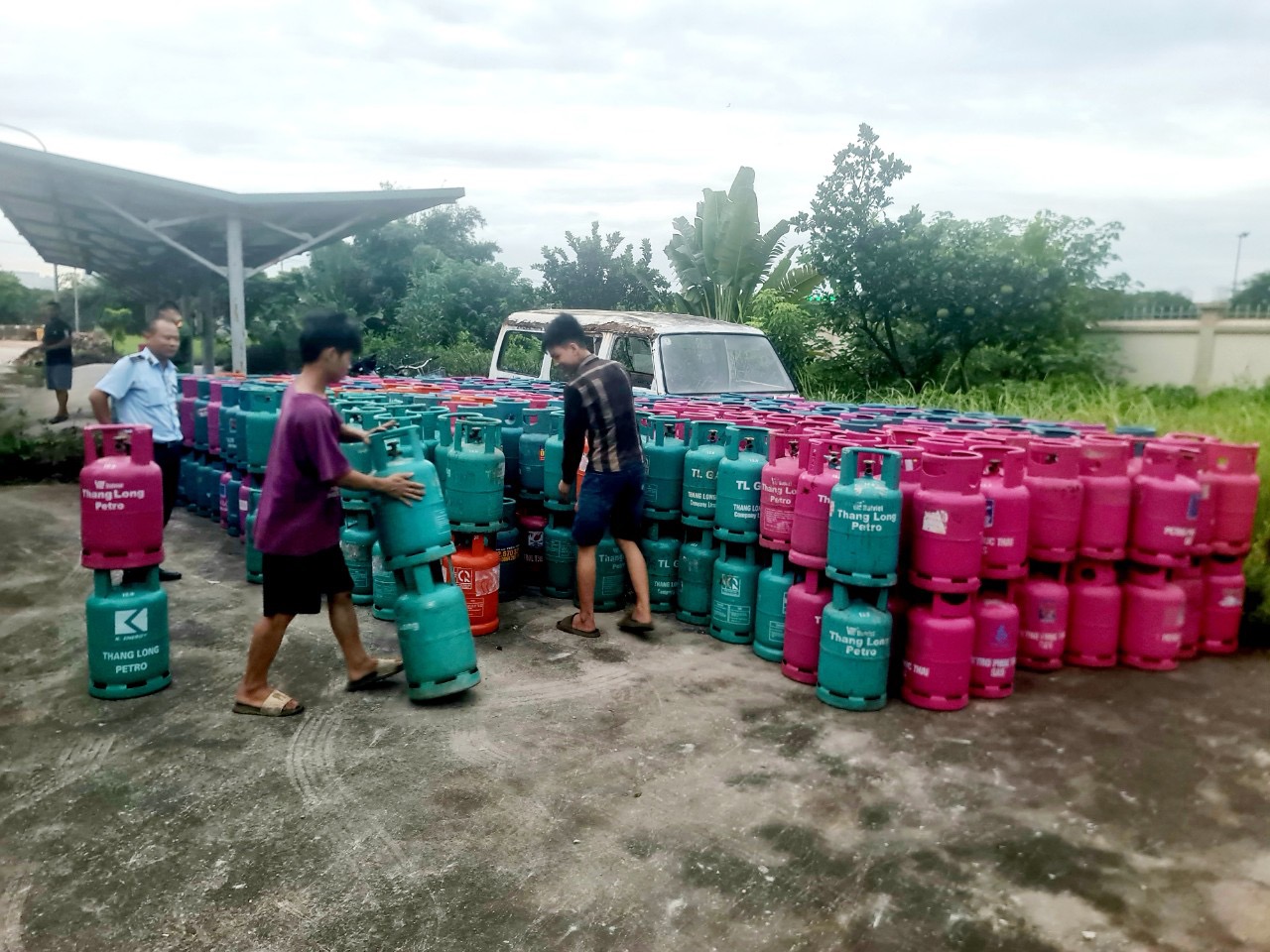 Bắt quả tang kho sang chiết gas tr&aacute;i ph&eacute;p, tạm giữ 2 xe tải- Ảnh 1.