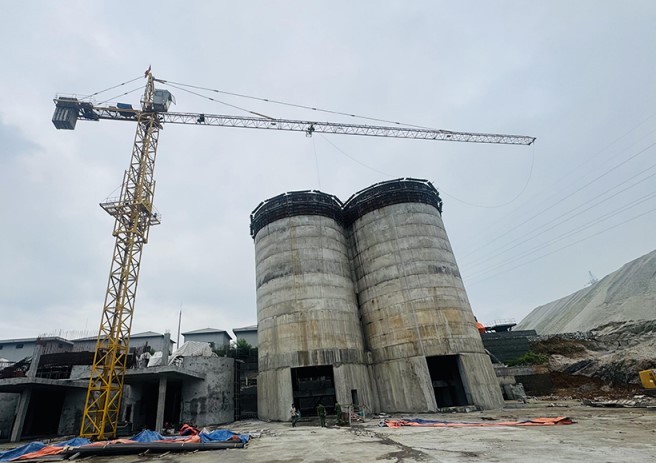 Đứt c&aacute;p cần cẩu thi c&ocirc;ng l&ograve; cao, 2 người tử vong, 4 người bị thương- Ảnh 1.