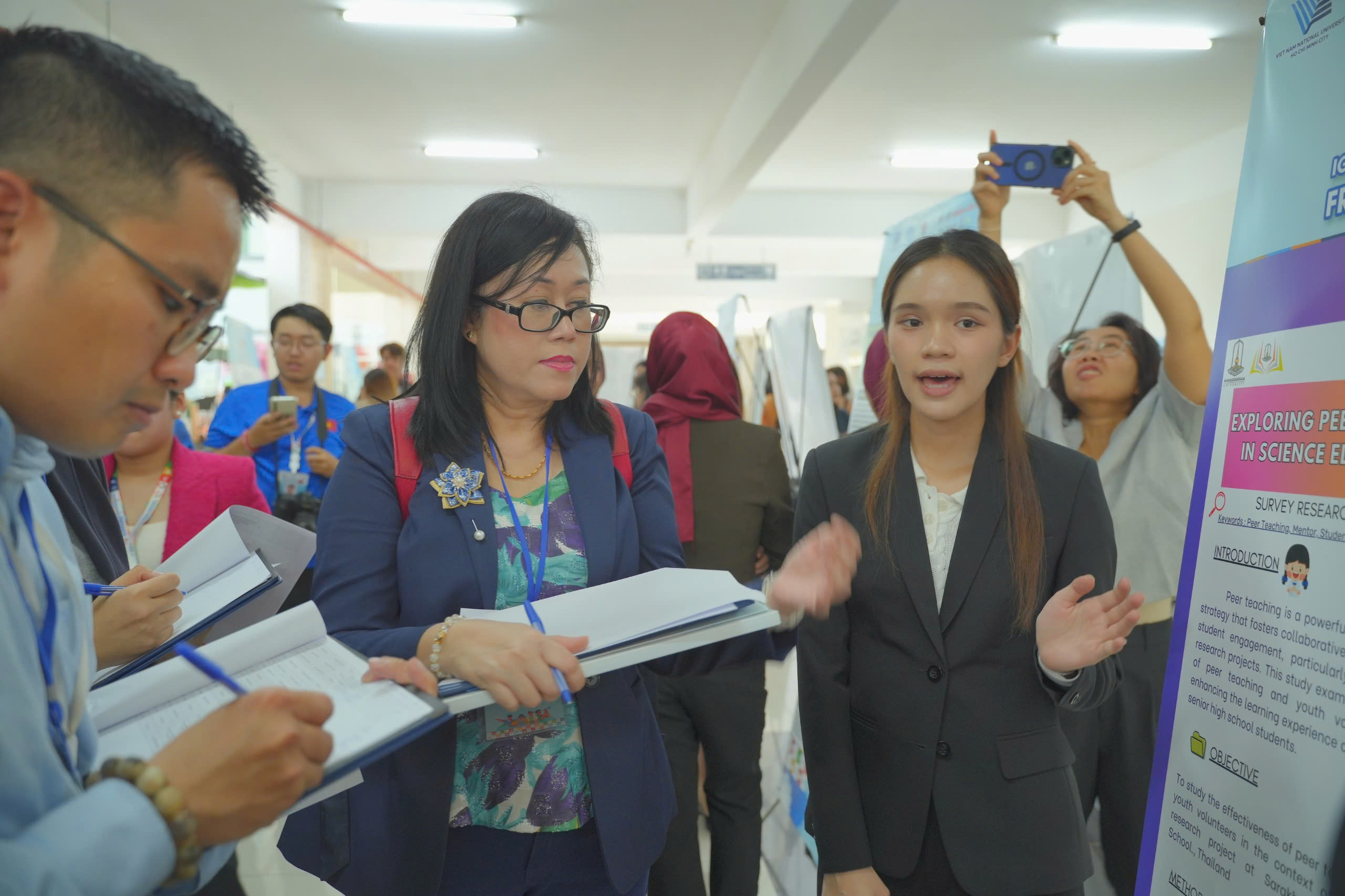 Sinh vi&ecirc;n quốc tế thực hiện chuyển đổi số c&aacute;c hoạt động t&igrave;nh nguyện- Ảnh 2.