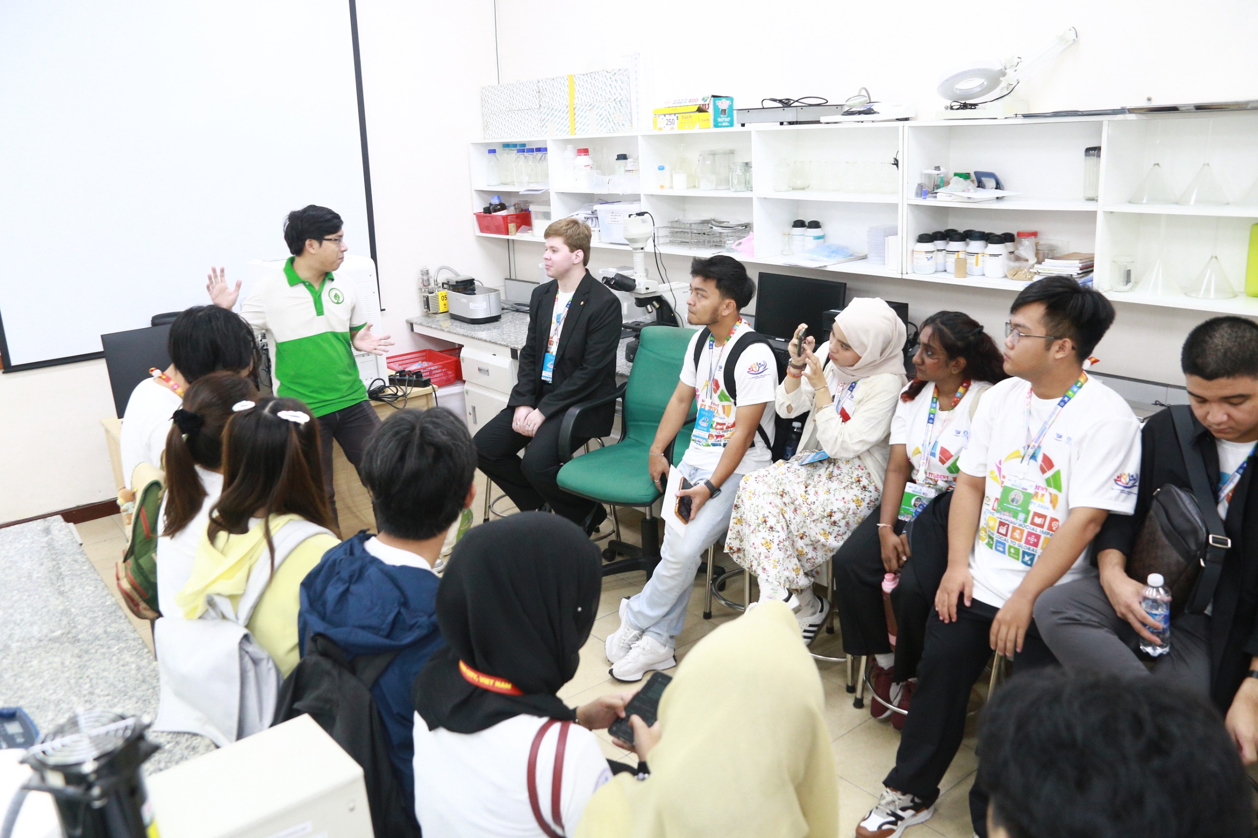 Sinh vi&ecirc;n quốc tế thực hiện chuyển đổi số c&aacute;c hoạt động t&igrave;nh nguyện- Ảnh 7.