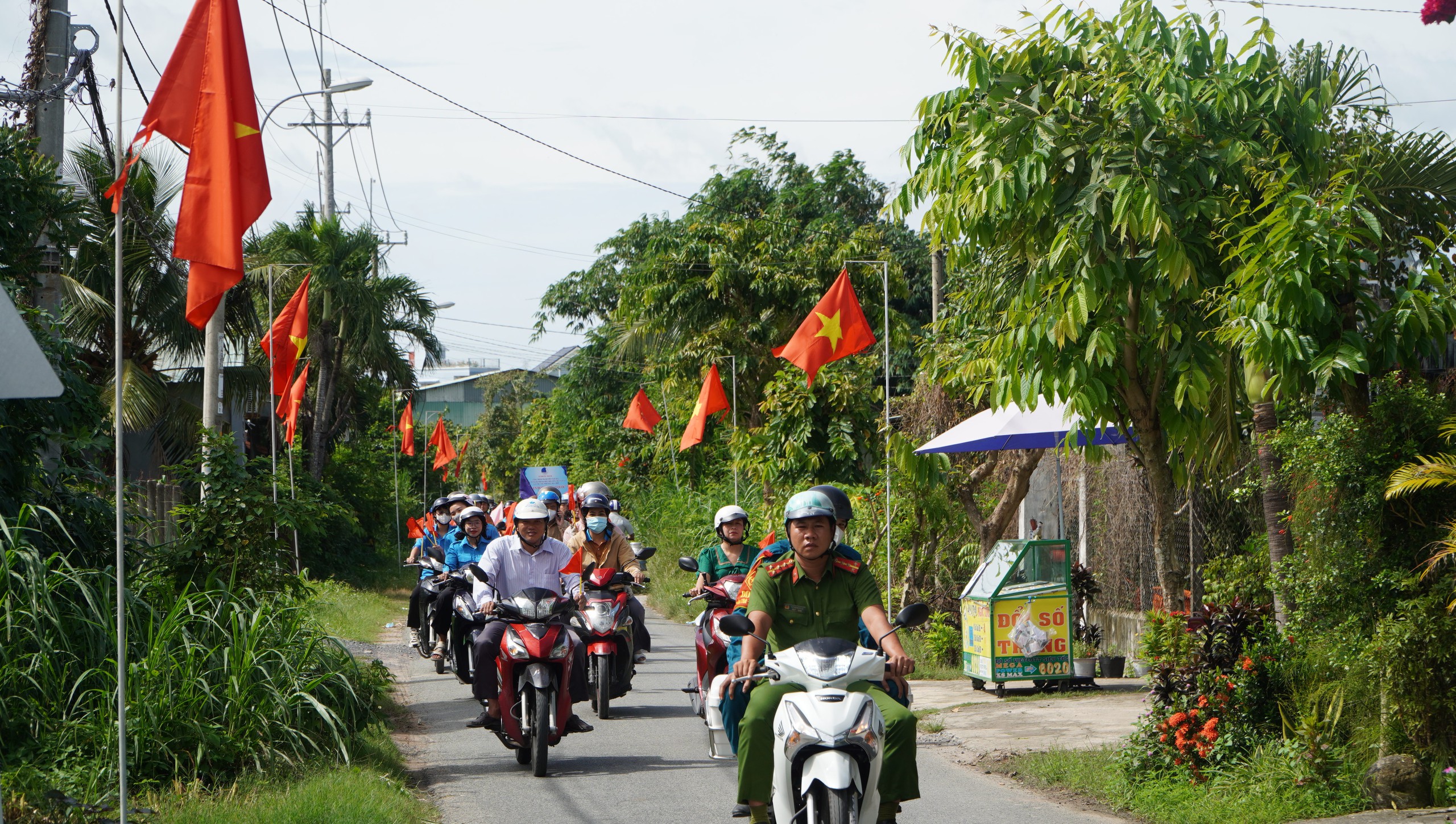 Ra mắt Đường cờ Tổ quốc d&agrave;i gần 7 km tại huyện Củ Chi dịp lễ Quốc kh&aacute;nh 2-9- Ảnh 3.