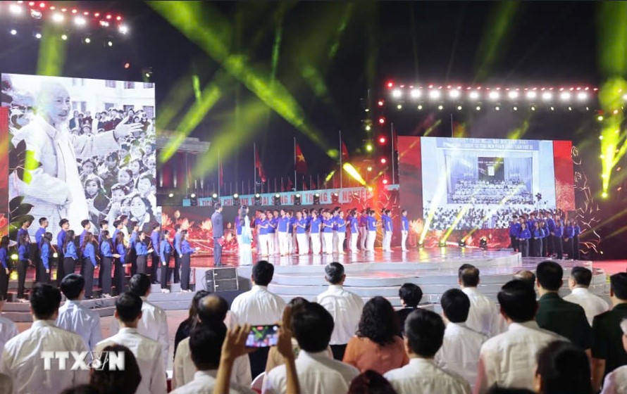 Tổng B&iacute; thư, Chủ tịch nước T&ocirc; L&acirc;m dự chương tr&igrave;nh ch&iacute;nh luận nghệ thuật đặc biệt "Lời Người để lại"- Ảnh 9.