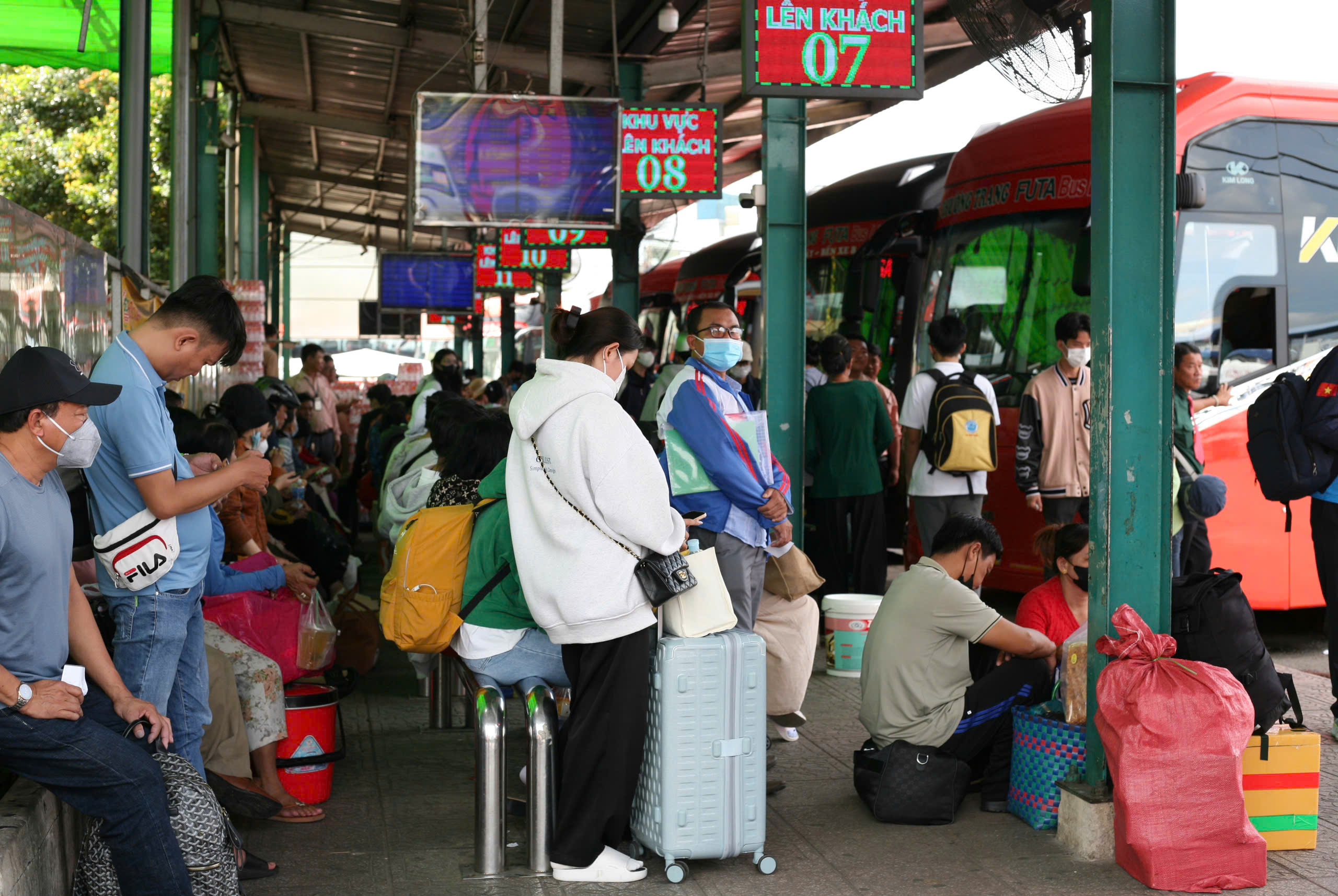 Người d&acirc;n đặt v&eacute; xe Phương Trang tại Bến xe Miền T&acirc;y chờ giờ khởi h&agrave;nh về qu&ecirc; nghỉ lễ 2-9Ảnh: &Aacute;I MY